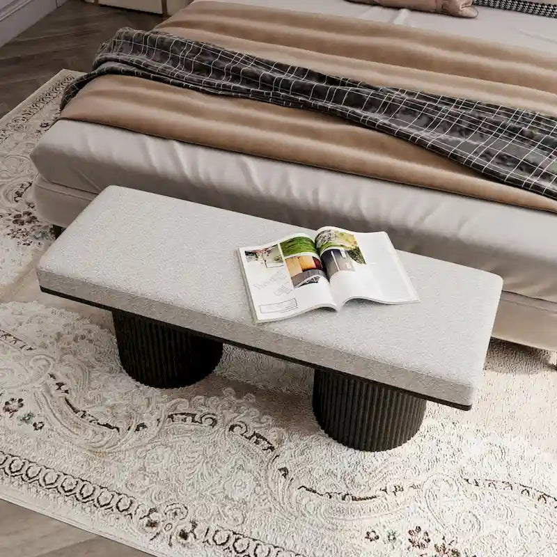 Panca imbottita con robuste gambe nere in tessuto bouclé grigio chiaro, panca da letto in stile contemporaneo per camera da letto e soggiorno
