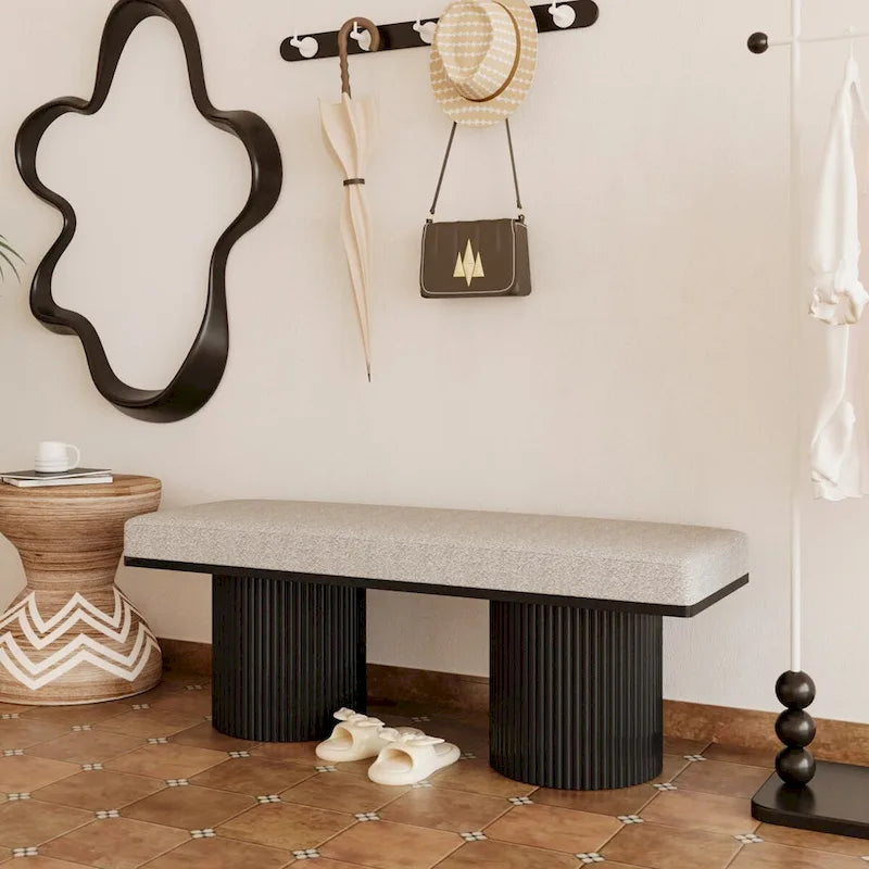 Panca imbottita con robuste gambe nere in tessuto bouclé grigio chiaro, panca da letto in stile contemporaneo per camera da letto e soggiorno