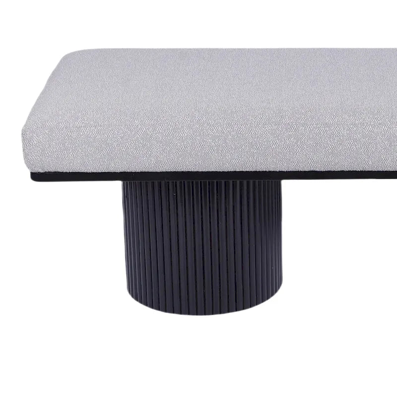 Panca imbottita con robuste gambe nere in tessuto bouclé grigio chiaro, panca da letto in stile contemporaneo per camera da letto e soggiorno