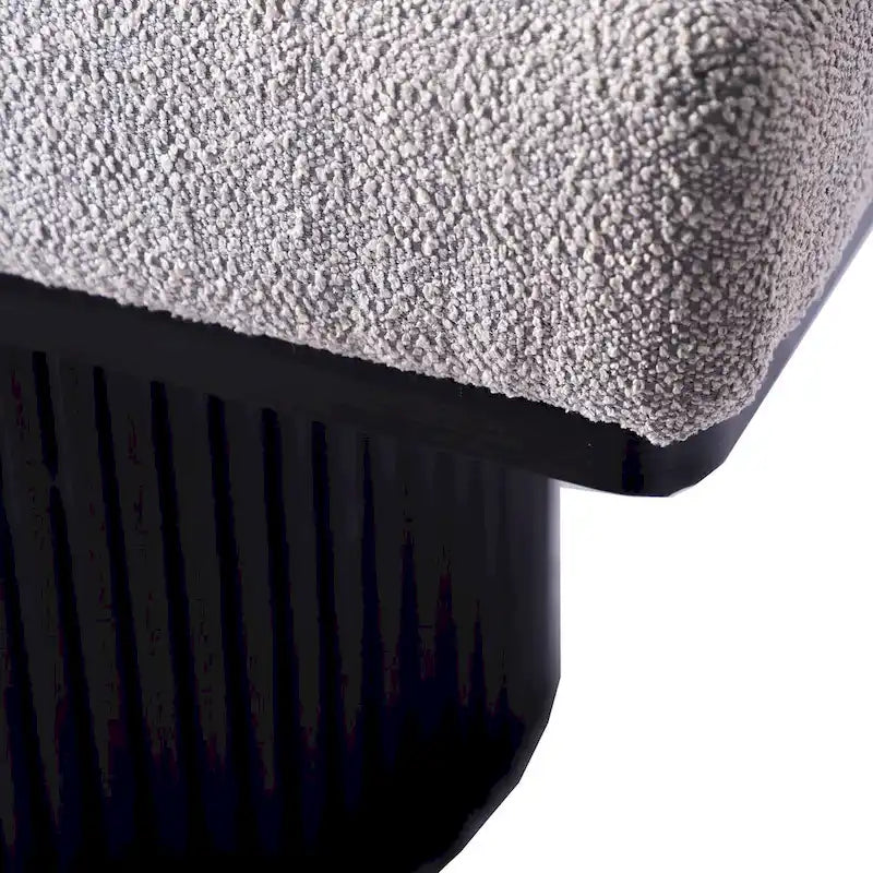 Panca imbottita con robuste gambe nere in tessuto bouclé grigio chiaro, panca da letto in stile contemporaneo per camera da letto e soggiorno